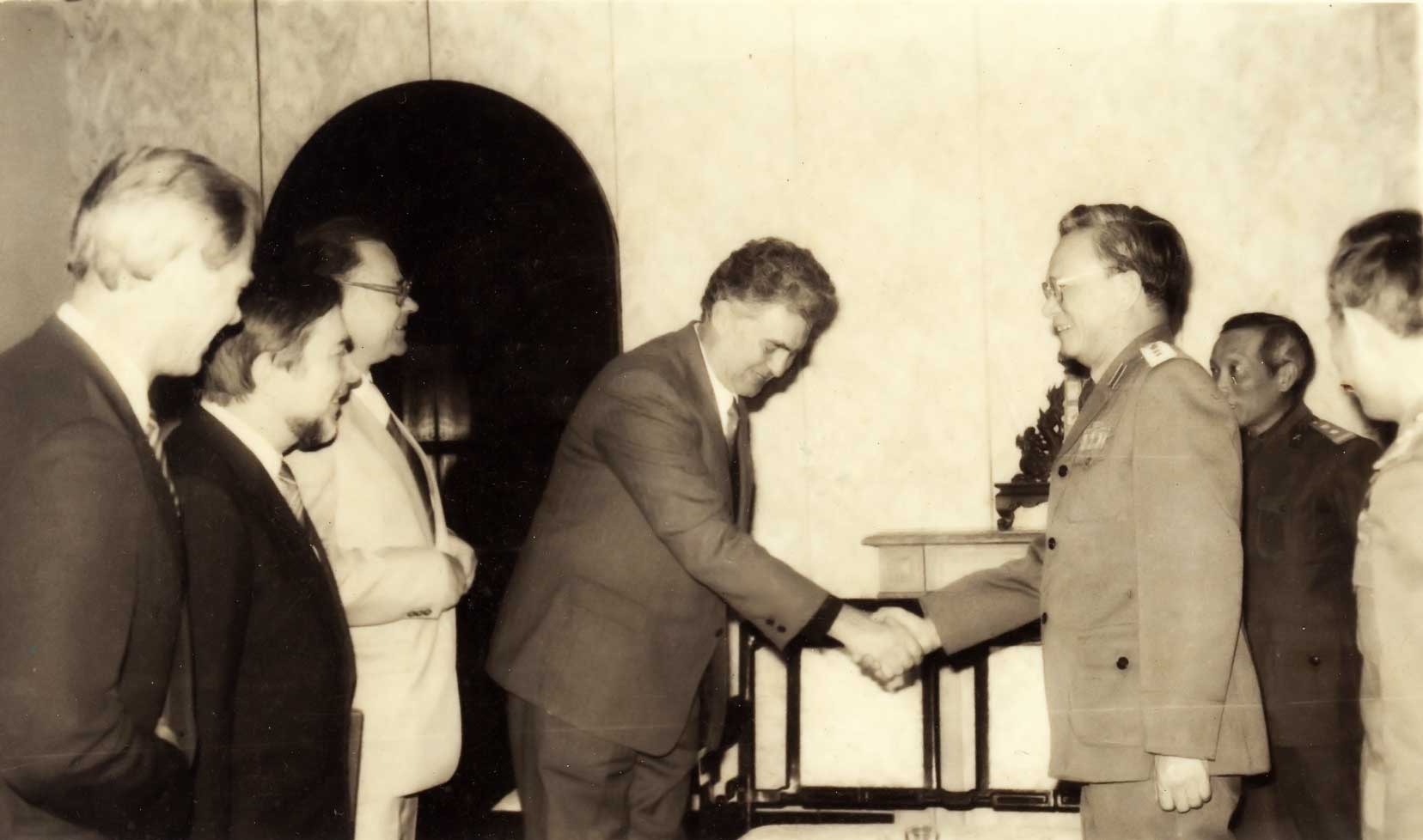 Đại tướng Lê Đức Anh – Bộ trưởng BQP tiếp Viện sỹ Socolov V.E.  – Chủ tịch Phân ban Liên Xô UBPH về TTNĐ Việt – Xô (1988)